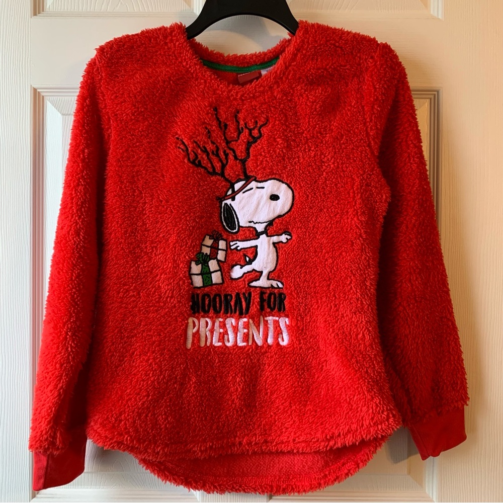 Peanuts Christmas red fuzzy fleece top size medium